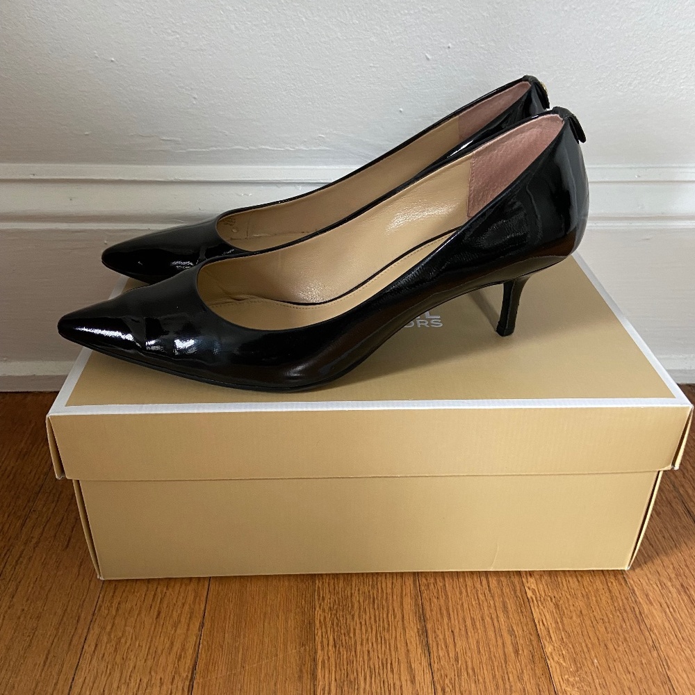 MICHAEL KORS FLEX KITTEN PUMP HEEL, BLACK PATENT LEATHER, 8